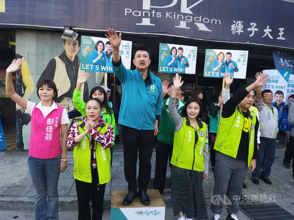 民進黨立委余天(前左3)拚連任,12日一早偕妻子李亞萍(前左2)和女兒余筱萍(前右2)、兒子余祥銓(前右)等人在台北橋頭揮手拜票。(余天競選總部提供)中央社記者王鴻國傳真 108年11月12日