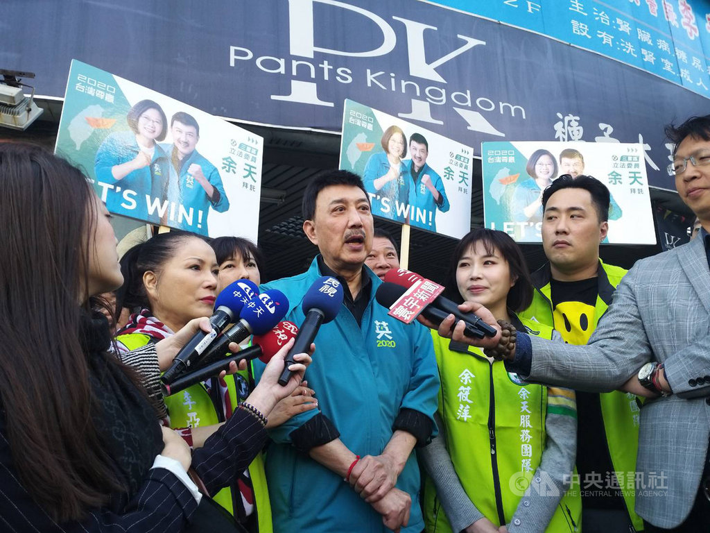 尋求連任的民進黨立委余天(中)12日全家出動在台北橋頭拜票,獨缺罹癌的女兒余苑綺。余天表示,余苑綺剛做完第2次化療,希望她好好保養身體。(余天競選總部提供)中央社記者王鴻國傳真 108年11月12日