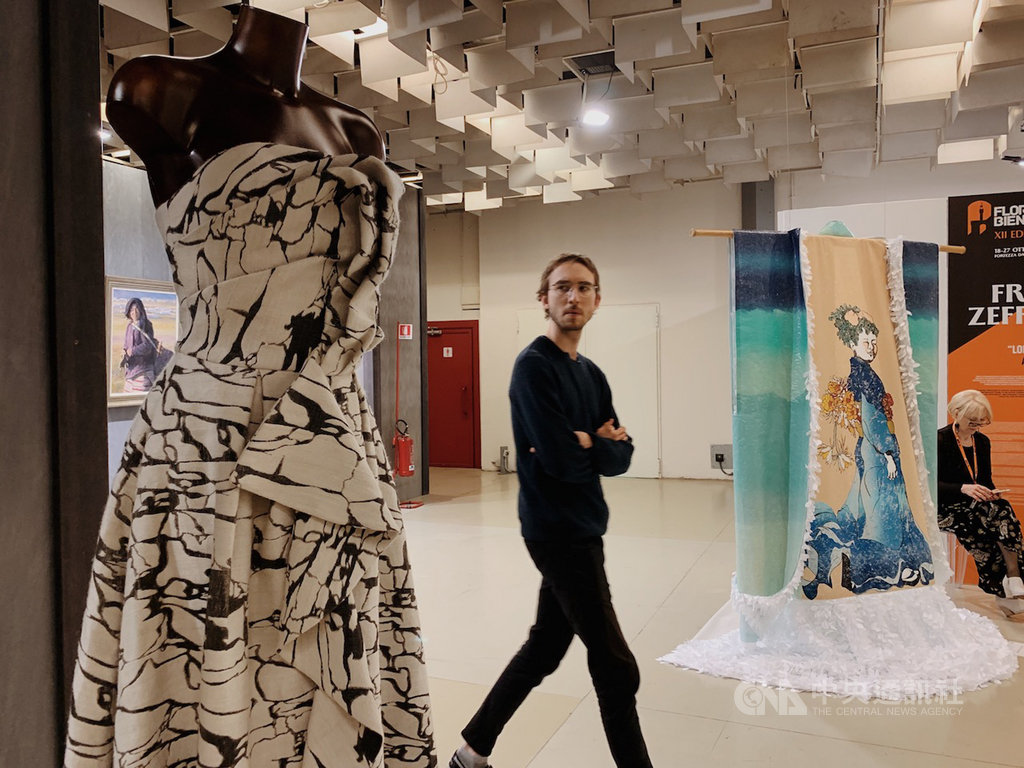 第12屆義大利佛羅倫斯雙年展得獎名單日前揭曉,服裝設計師簡君嫄利用再生羊毛纖維創作的作品獲纖維藝術銅牌獎。(C JEAN提供)中央社記者鄭景雯傳真 108年11月12日