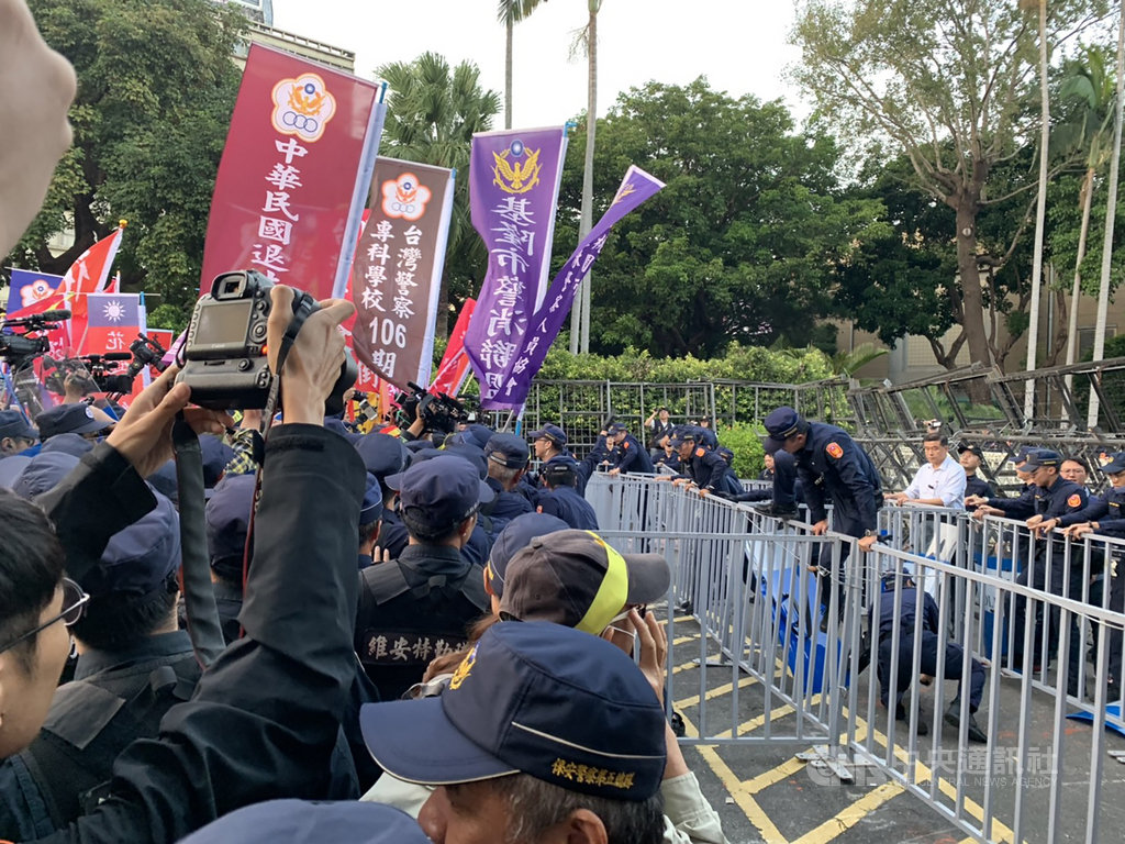 太陽花學運行政院驅離案,台北市警察局遭判賠,中華民國退休警察人員協會總會無法接受,12日前往行政院抗議,與警方爆發衝突。中央社記者顧荃攝 108年11月12日