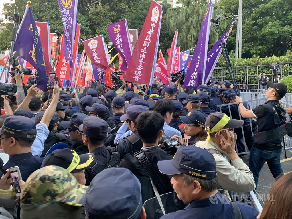不滿太陽花學運行政院驅離案,台北市警察局遭判賠,退警總會以「捍衛警察尊嚴」為由,12日下午到行政院前抗議。中央社記者顧荃攝 108年11月12日
