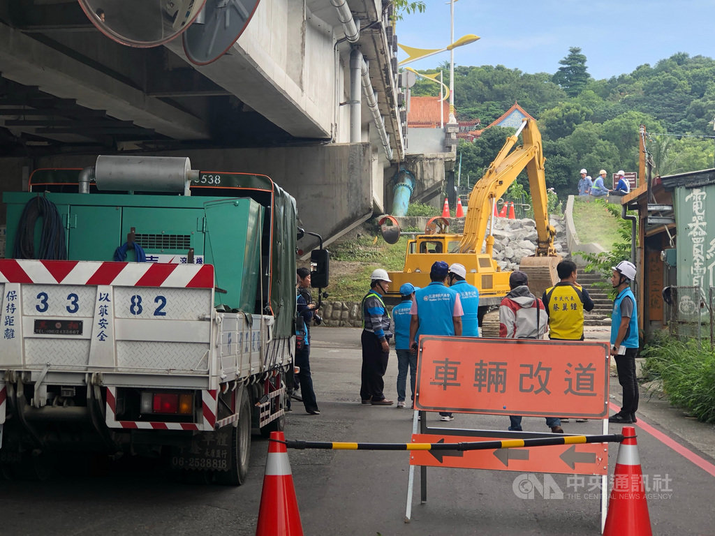 花蓮市重要橋梁尚志橋去年0206地震造成橋面龜裂、伸縮縫擴張及位移等災損,12月1日將封橋施工進行修繕。中央社記者李先鳳攝 108年11月12日
