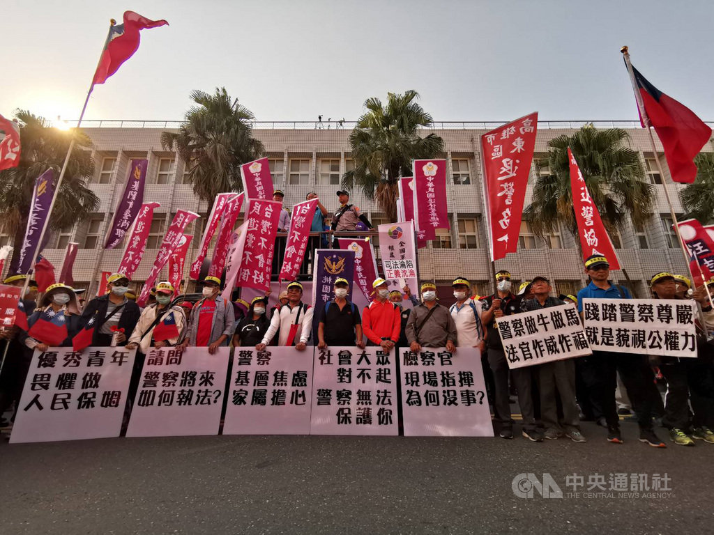 不滿太陽花學運行政院驅離案,台北市警察局遭判賠,退警總會12日到台北地方法院前集會,並向法院遞交陳情抗議書,隨後轉往行政院抗議。中央社記者林長順攝 108年11月12日