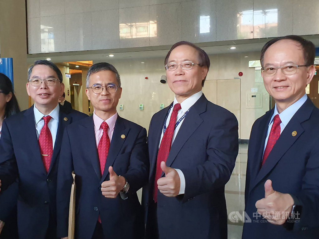 針對5G競標,中華電信董事長謝繼茂(右二)11日表示,「做好萬全準備,希望大家公平競爭」,取得執照後預估需要半年的前置作業,目標明年7月開台。中央社記者江明晏攝 108年11月12日