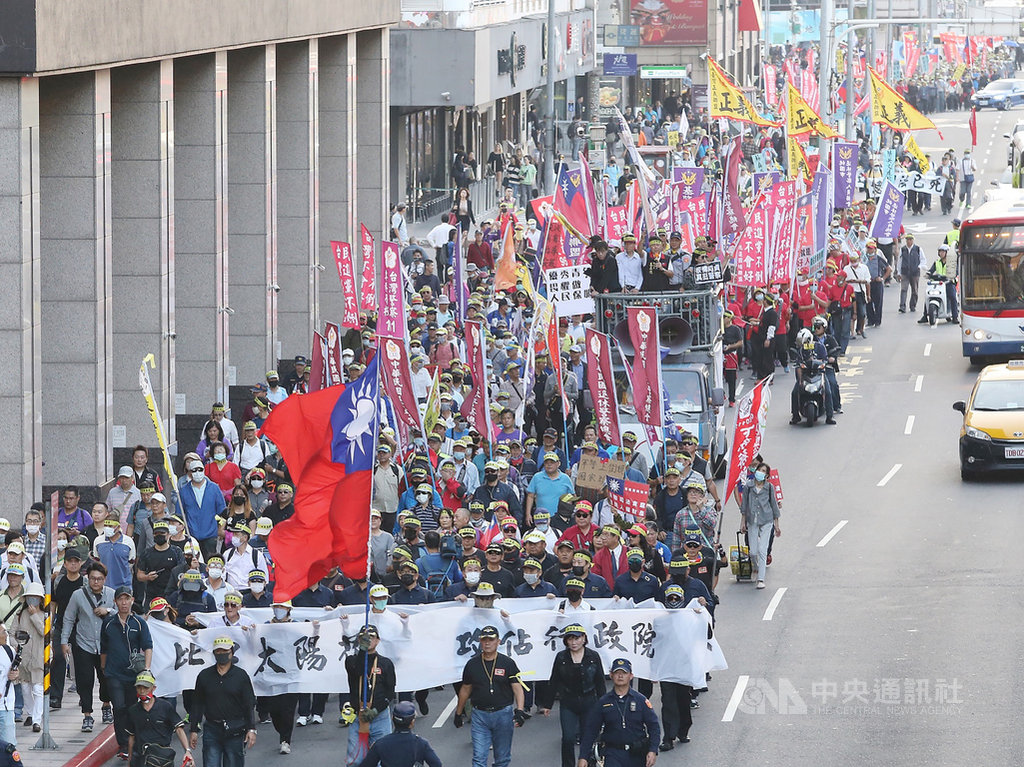 太陽花學運行政院驅離案,台北市警察局遭判賠。中華民國退休警察人員協會總會12日號召集結,步行前往行政院抗議,且打算循太陽花模式霸占行政院,以凸顯法官失當宣判與矛盾。中央社記者郭日曉攝 108年11月12日