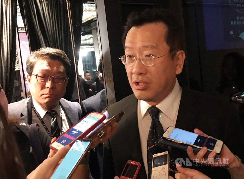 金管會主委顧立雄12日透露,未來銀行授信部門人員賣保單,不能領佣金。中央社記者劉姵呈攝 108年11月12日