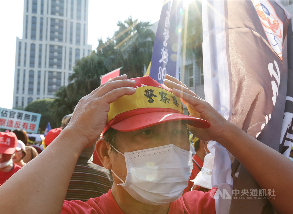 太陽花學運行政院驅離案,台北市警察局遭判賠。中華民國退休警察人員協會總會無法接受,12日在台北地方法院集結,退休警察戴口罩到場抗議。中央社記者郭日曉攝 108年11月12日