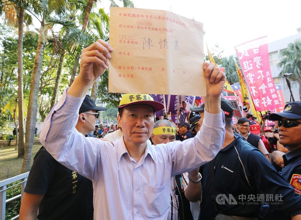太陽花學運行政院驅離案,台北市警察局遭判賠。中華民國退休警察人員協會總會12日到台北地院集結抗議,退警總會長耿繼文(圖)遞交陳情書。中央社記者郭日曉攝 108年11月12日
