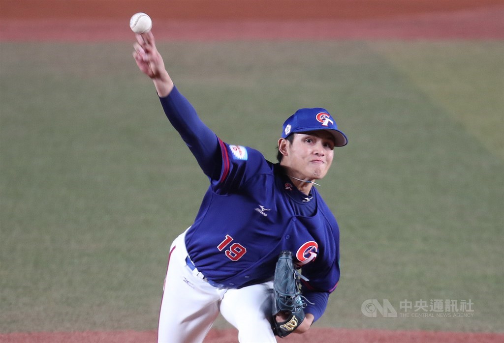2019世界12強棒球賽複賽,中華隊12日晚間在日本千葉ZOZO球場交手韓國隊,中華隊先發投手張奕投6.2局,投了112球,無失分。中央社記者張新偉千葉攝 108年11月12日