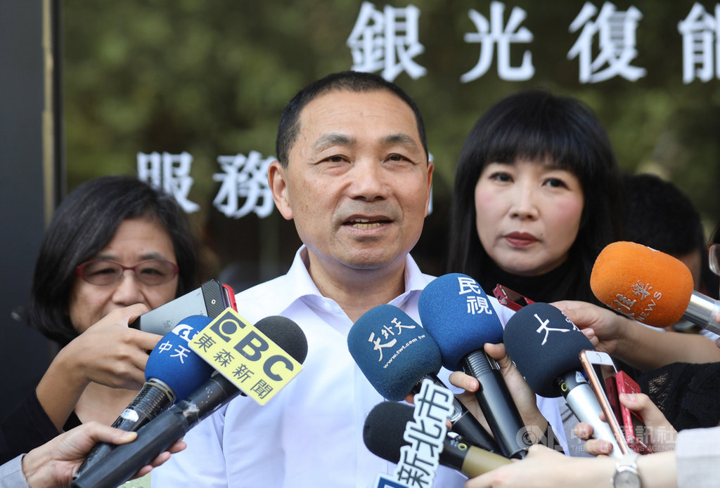 國民黨總統參選人韓國瑜宣布和前行政院長張善政搭配競選,新北市長侯友宜(中)12日指出,已致電韓國瑜表示祝福,並說張善政很優秀、很棒,絕對可以幫韓國瑜加油、打氣,可以一起拚。中央社記者王鴻國攝 108年11月12日