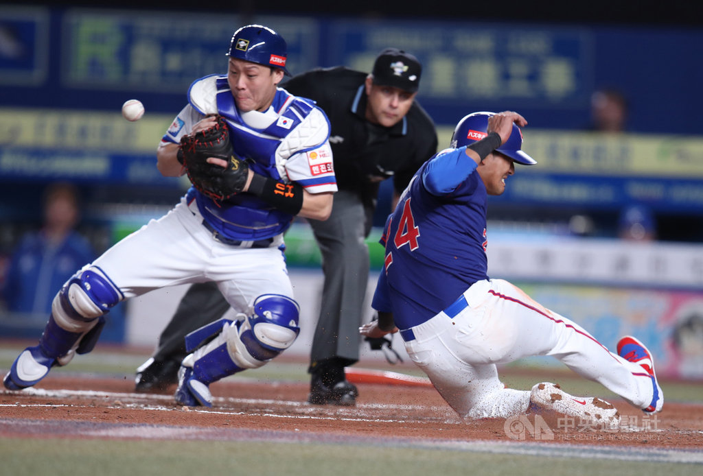 2019世界12強棒球賽複賽,中華隊12日晚間在日本千葉ZOZO球場交手韓國隊,9局上,中華隊林泓育敲出安打,將二壘上林哲瑄(右)送回本壘得分,帶有一分打點。中央社記者張新偉千葉攝 108年11月12日