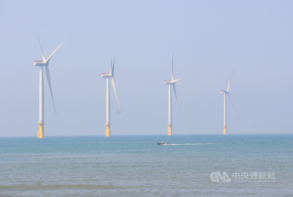 由沃旭能源、JERA(台灣捷熱能源股份有限公司)、麥格理綠投資集團及上緯投控共同開發的海洋風電離岸風場(Formosa 1)12日完工啟用,未來總發電容量128百萬瓦(MW),每年可供應12.8萬戶家庭使用。中央社記者管瑞平攝 108年11月12日