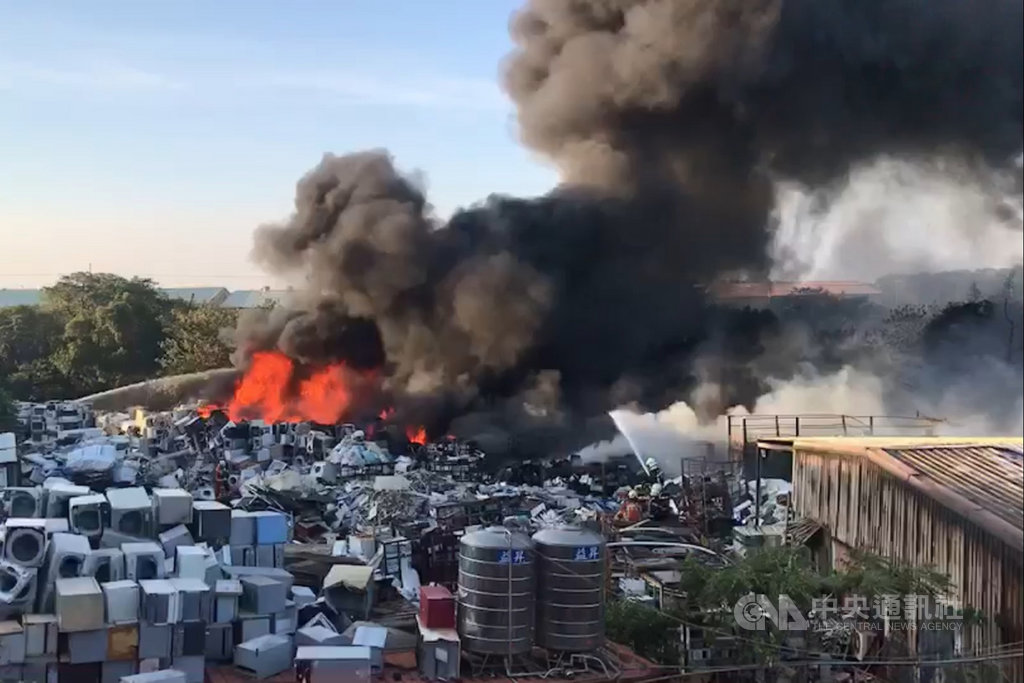 桃園市龜山區一處資源回收場12日凌晨發生火警,由於現場堆放大量可燃物,火勢一發不可收拾,濃煙直竄天際,消防局緊急派員前往搶救。(桃園市政府消防局提供)中央社記者吳睿騏桃園傳真 108年11月12日