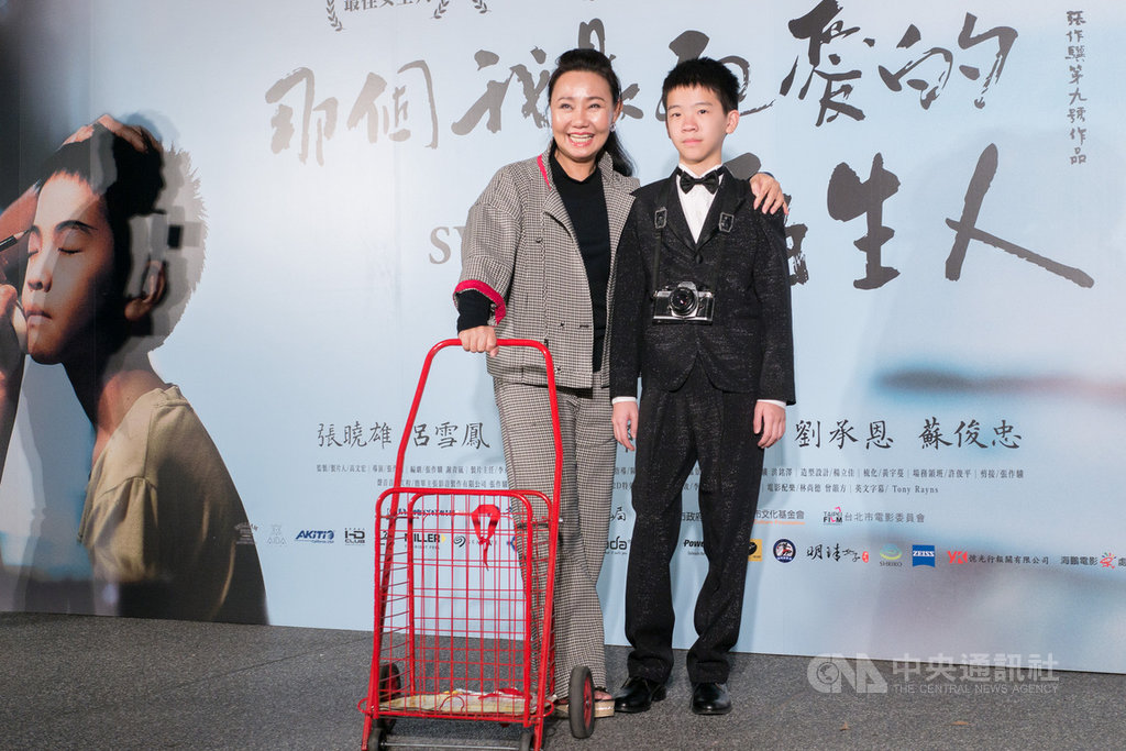 國片「那個我最親愛的陌生人」演員呂雪鳳(左)、李英銓(右)分別入圍第56屆金馬獎最佳女主角及最佳男配角。兩人12日出席電影首映會,被問到最想看到誰得獎,李英銓表示,希望兩個人都得獎。中央社記者洪健倫攝 108年11月12日