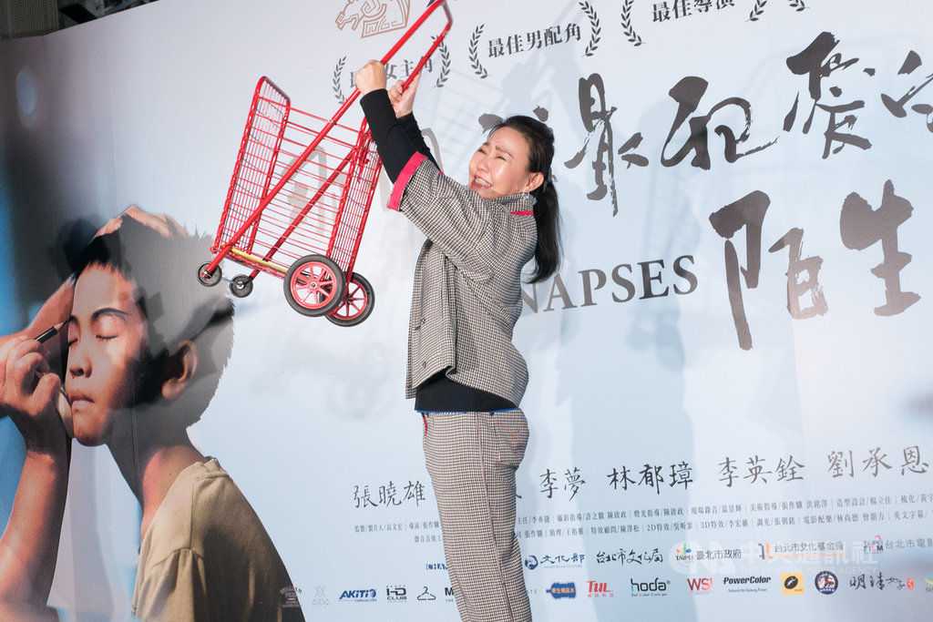 演員呂雪鳳(圖)主演的新片「那個我最親愛的陌生人」,12日晚間在台北舉行首映會。以本片入圍第56屆金馬獎最佳女主角的她,帶著電影中的菜籃車亮相,更霸氣宣示對於這次角逐影后「沒有平常心」。中央社記者洪健倫攝 108年11月12日