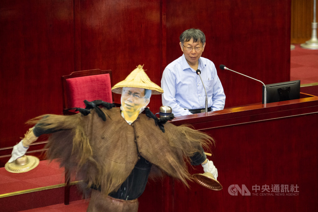 台北市議員王世堅12日在議會總質詢表示,台北市長柯文哲(圖)打五大案無疾而終,反締造「新五大案」,王世堅並送上身上停有5隻野鳥的稻草人給柯文哲,指柯文哲已被財團駕馭、擺佈。中央社記者林俊耀攝 108年11月12日