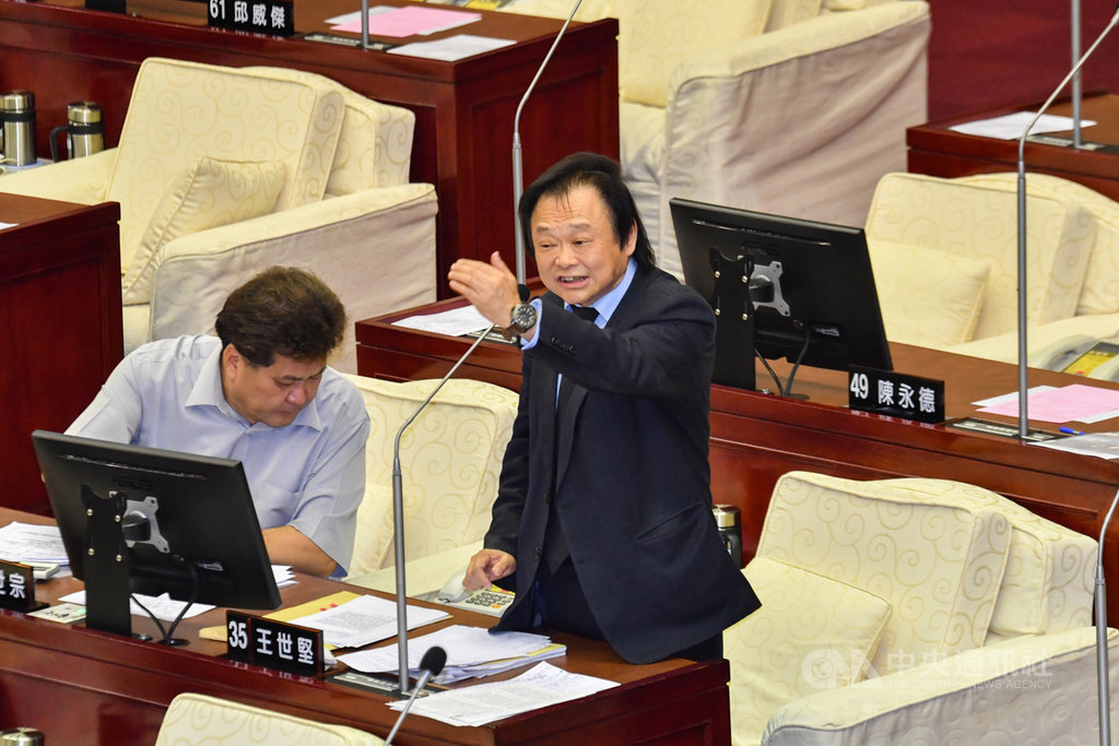 台北市議員王世堅(右)12日在議會總質詢時指出,台北市長柯文哲過往標榜公開透明,11日晚間卻密會財團,質疑和台塑大樓都更案有關。中央社記者林俊耀攝 108年11月12日