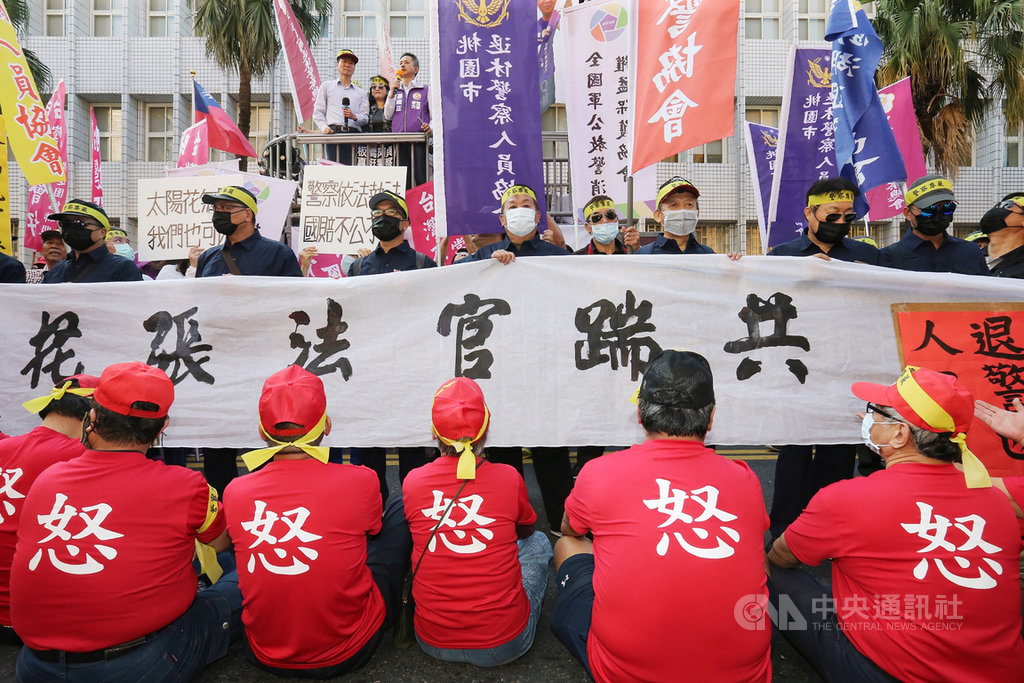 太陽花學運行政院驅離案,台北市警察局遭判賠。中華民國退休警察人員協會總會12日動員前往台北地院集結抗議,退休警察(前排)與現役警察(中排)一同表達訴求。中央社記者郭日曉攝 108年11月12日