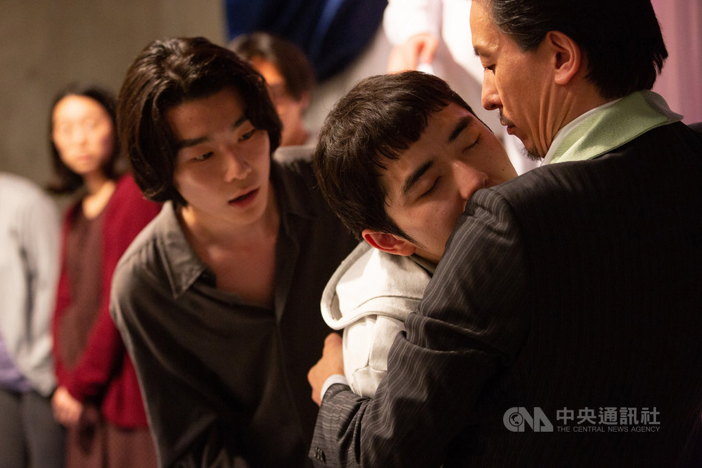 日本電影「特約經紀公司」(Special Actors)的主角是一名熱愛超級英雄電影,卻一緊張就會昏倒的D咖演員,經紀公司卻派他潛入邪教臥底,引發一連串爆笑情節。(華映娛樂提供)中央社記者洪健倫傳真 108年11月12日