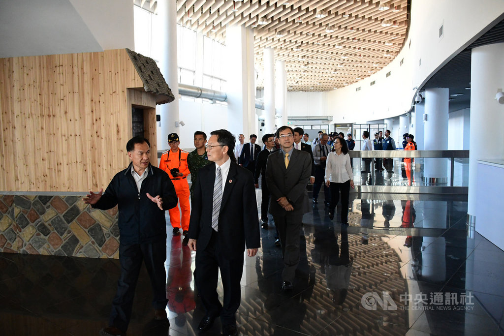 為展現政府團隊「反賄選、斷黑金」的決心,連江地方檢察署12日會同相關單位,在福澳港旅運大樓共同執行聯合查緝行動。(連江縣政府提供)中央社 108年11月12日