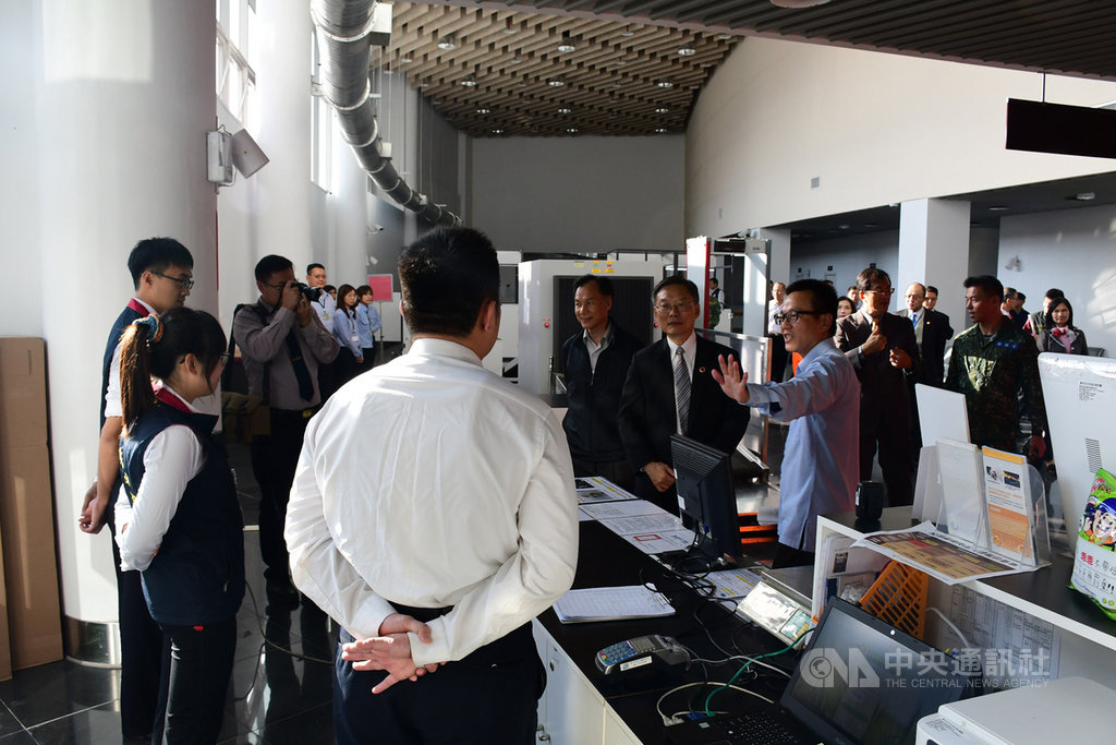 為展現政府團隊「反賄選、斷黑金」的決心,連江地檢署12日下午邀集檢、警、調、海巡等單位代表,在福澳港旅運大樓共同執行聯合查緝行動。(連江縣政府提供)中央社 108年11月12日