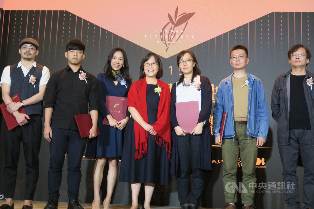 台灣文學金典獎今年首次移師台北舉行贈獎典禮,12日由作家廖玉蕙(中)頒獎給圖書類得獎者。中央社記者陳政偉攝 108年11月12日