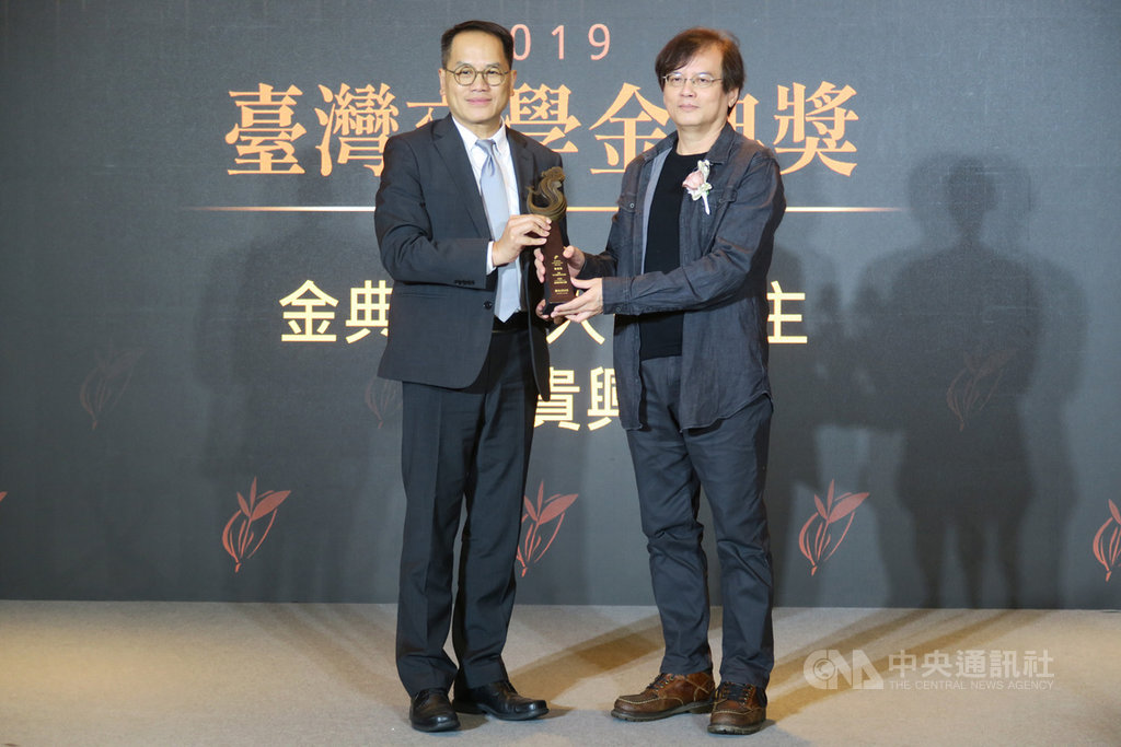 台灣文學金典獎12日舉行贈獎典禮,文化部政務次長彭俊亨(左)擔任贈獎人,頒發年度大獎給張貴興(右)。中央社記者陳政偉攝 108年11月12日