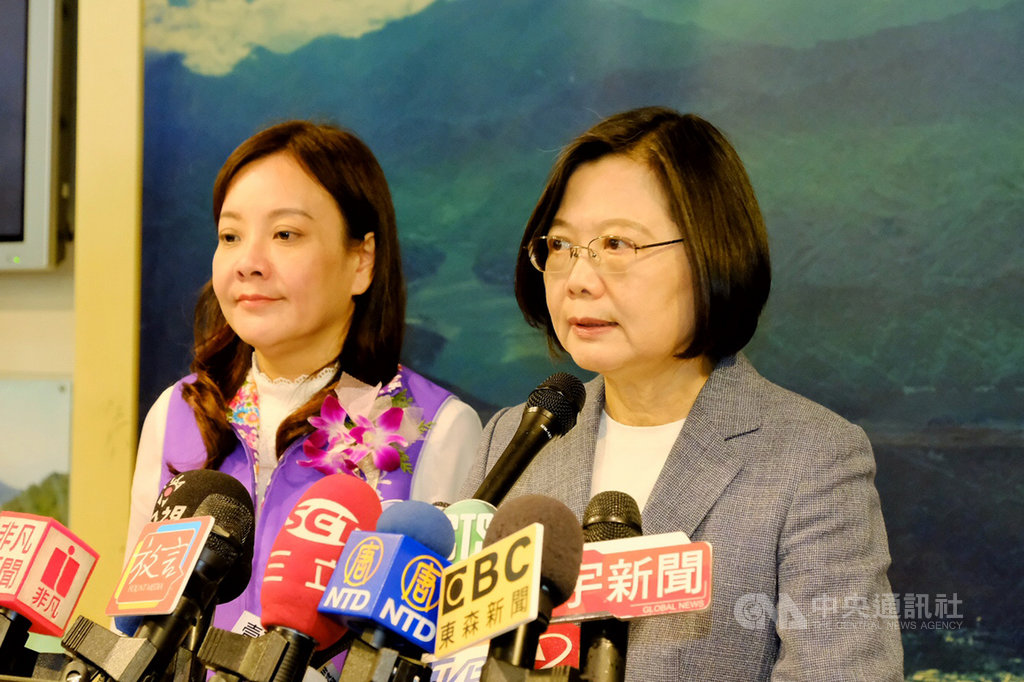 國民黨總統參選人韓國瑜以「武大郎跟潘金蓮蓋一條棉被」形容蔡賴配不能齊心,總統蔡英文(右)12日出席中科院50週年院慶活動受訪表示,韓國瑜或其競選團隊成員講話,「只能用兩個字來形容,就是低俗」。中央社記者吳睿騏桃園攝 108年11月12日