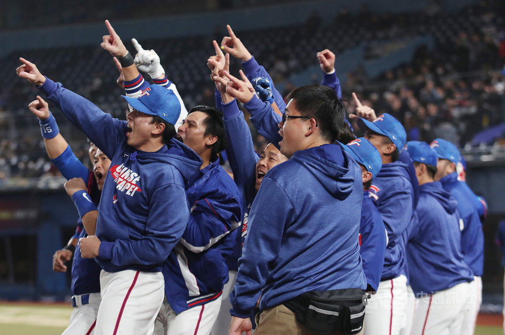 2019世界12強棒球賽複賽,中華隊12日晚間在日本千葉ZOZO球場對戰韓國隊,7局上陳俊秀轟出3分砲,中華隊以6比0領先。陳俊秀回到休息區後,與隊友一起向外野慶祝。中央社記者張新偉千葉攝 108年11月12日