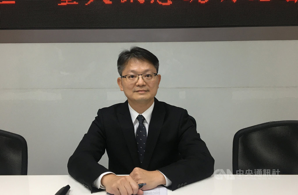 國巨12日上午召開重大訊息說明會,宣布以每股27.2美元現金收購美商基美(KEMET),總交易金額16.4億美元,約合新台幣500億元。圖為國巨發言人宋志翔。中央社記者鍾榮峰攝 108年11月12日
