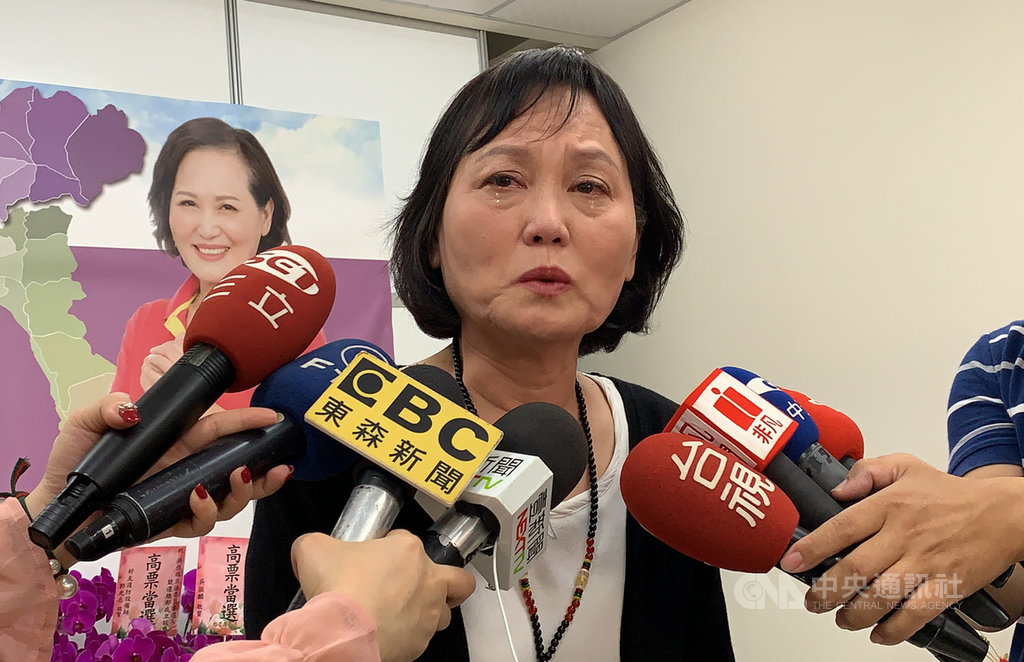 立法院長蘇嘉全妻子洪恒珠(圖)12日宣布退出屏東立委選舉,她流下眼淚並表示,不捨支持者一路陪著走,也因參選疏於與家人聯絡感情,因此將恢復民進黨員身分。中央社記者郭芷瑄攝 108年11月12日
