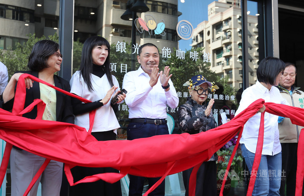 新北市長侯友宜(左3)12日出席林口銀光咖啡館暨照管中心揭牌,他表示,4年任內將打造16家「有FU長照站」,讓長照站不僅是咖啡館,也提供溫暖親民長照服務。中央社記者王鴻國攝 108年11月12日