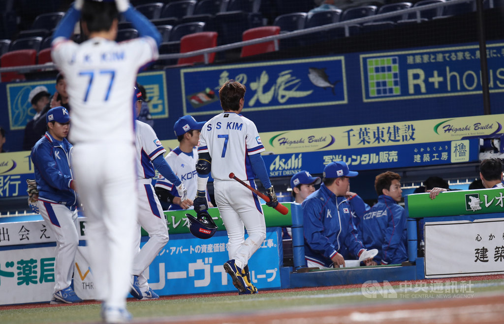 2019世界12強棒球賽複賽,中華隊12日晚間在日本千葉ZOZO球場對上韓國隊,最終由中華隊以7比0擊敗韓國。圖為韓國隊休息區情緒低迷。中央社記者張新偉千葉攝 108年11月12日