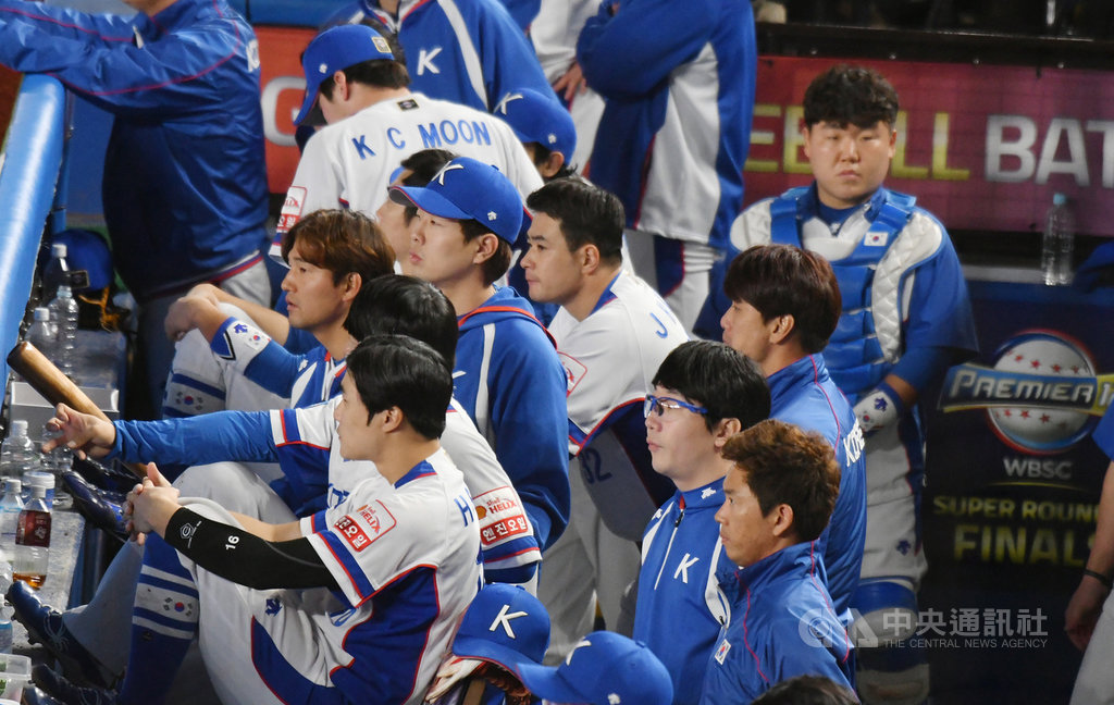 2019世界12強棒球賽複賽,中華隊12日晚間在日本千葉ZOZO球場交手韓國隊,韓國隊一路落後,到比賽後半,韓國隊休息區內球員臉色凝重。中央社記者張新偉千葉攝 108年11月12日