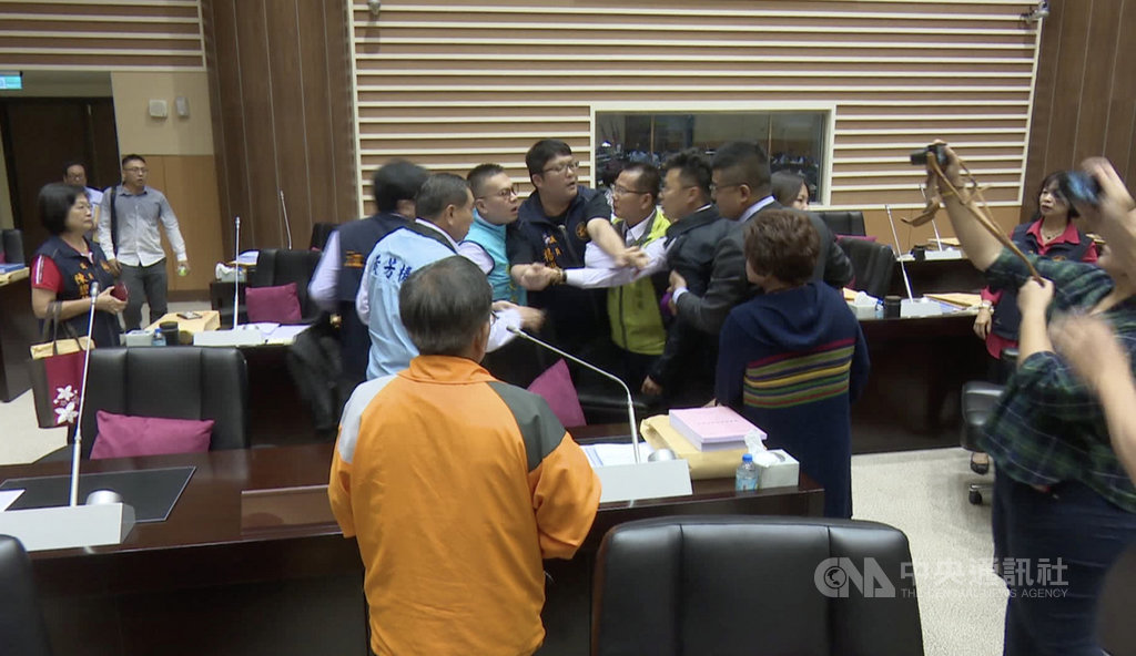 苗栗縣議會第19屆第2次定期會12日開議,為了議員個人能否調閱縣府文件,支持與反對的議員爭論不休,雙方險些釀成肢體衝突。(翻攝照片)中央社記者管瑞平傳真 108年11月12日