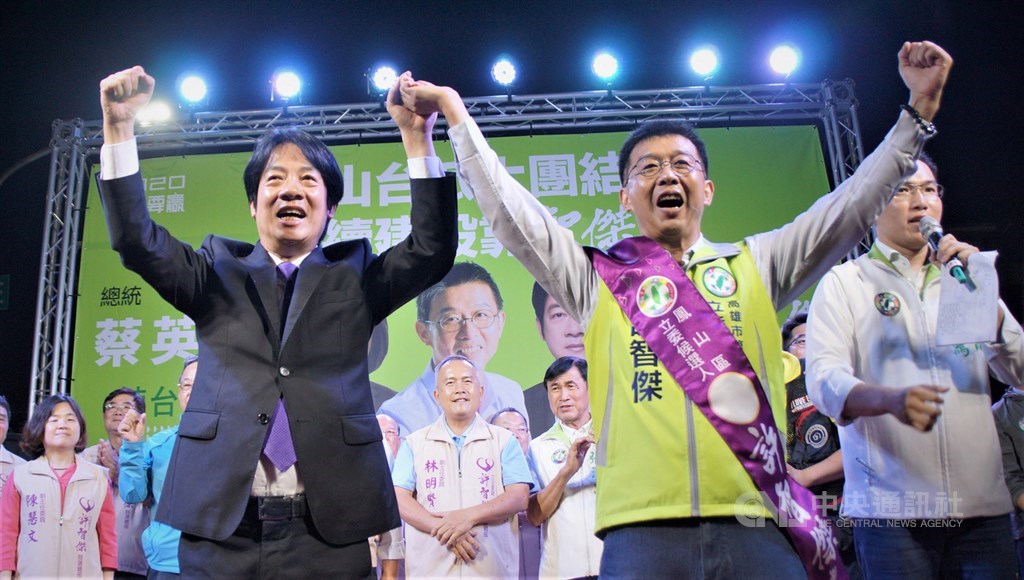 隨著2020大選升溫,前行政院長賴清德(前左)帶著黨內對他擔任蔡總統副手的期待,啟動全台輔選行程,拉抬立委選舉氣勢,成為綠營最強助選員。圖為賴清德9日為高雄市立委參選人許智傑(前右)站台。圖為中央社記者程啟峰高雄攝 108年11月9日