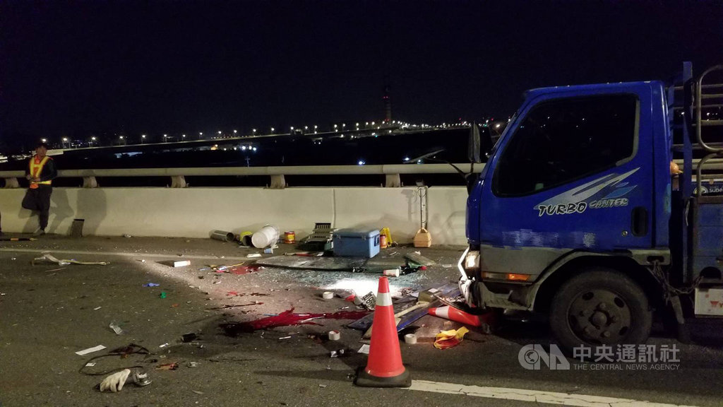 台北市洲美快速道路12日清晨發生死亡車禍事件,24歲張姓男子駕車疑因精神不濟,撞上前方正在施工的54歲李姓男子,李男送醫搶救不治。(台北市警察局北投分局提供)中央社記者黃麗芸傳真 108年11月12日