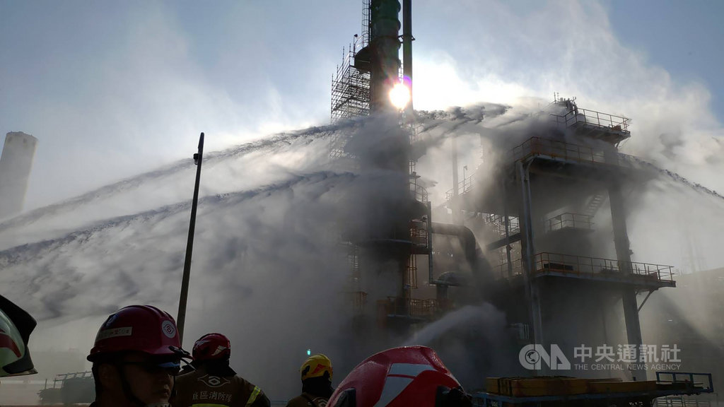 台塑六輕塑化煉製一廠12日下午2時發生工安意外,造成1名員工四肢燒燙傷送醫。圖為六輕消防隊強力灌救。(雲林縣消防局提供) 中央社記者姜宜菁傳真 108年11年12日