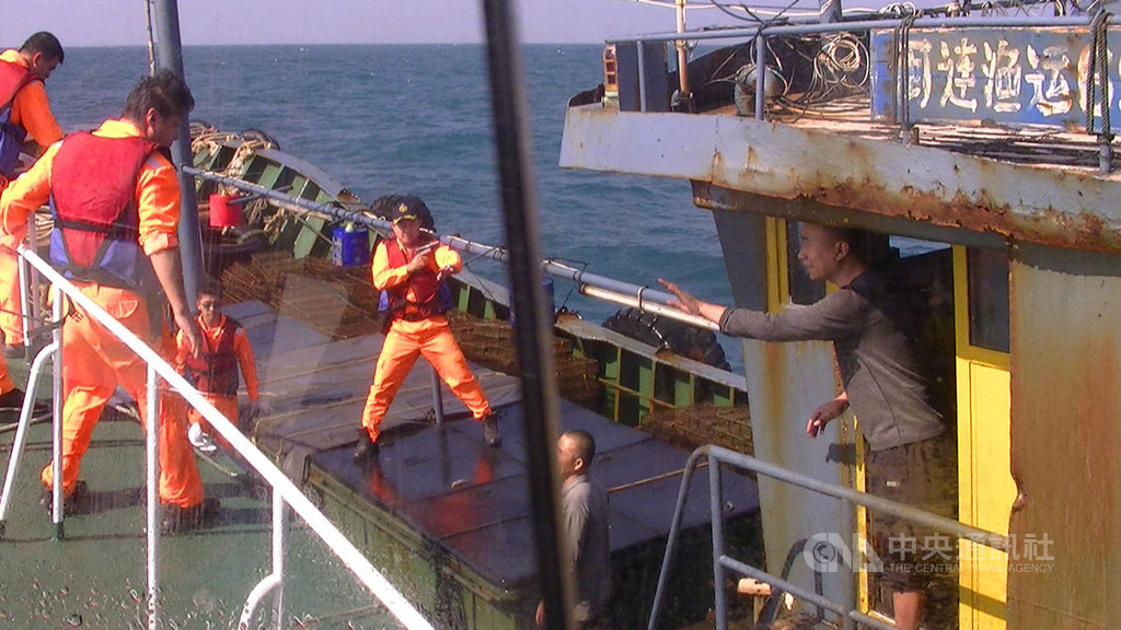 海巡署艦隊分署澎湖海巡隊11日查扣大陸「閩豐漁00851號」底拖漁船,12日在草嶼附近海域查獲「閩連漁運69207」漁獲搬運船,人船一併查扣,切斷補給路線。(澎湖海巡隊提供)中央社 108年11月12日