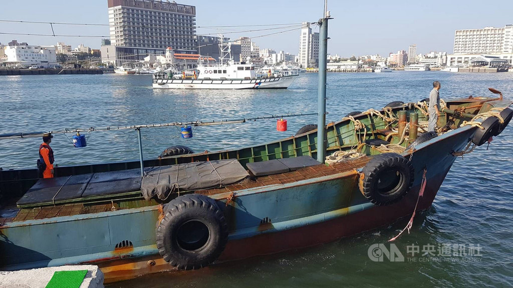 海巡署艦隊分署澎湖海巡隊12日在草嶼附近海域查獲「閩連漁運69207」漁獲搬運船,查扣人船並依法裁處。(澎湖海巡隊提供)中央社 108年11月12日