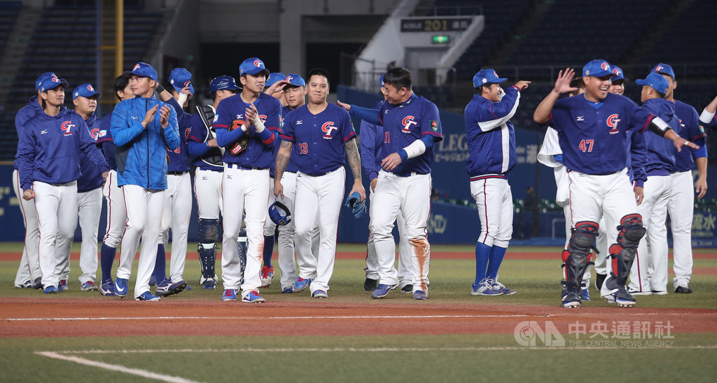 2019世界12強棒球賽複賽台韓大戰,12日晚間在日本千葉球場舉行,中華隊靠著張奕6.2局先發好投以及打線大爆發,以7比0擊敗韓國隊,首度完封職業球員組成的韓國隊,進軍東京奧運仍有希望。中央社記者張新偉千葉攝 108年11月12日