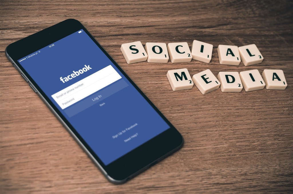 6月起,Facebook逐步在全球推出廣告資訊透明度工具,提供廣告主申請授權、在廣告加註「出資者」免責聲明,並讓廣告在Facebook廣告檔案庫中保存7年。(圖取自Pixabay圖庫)