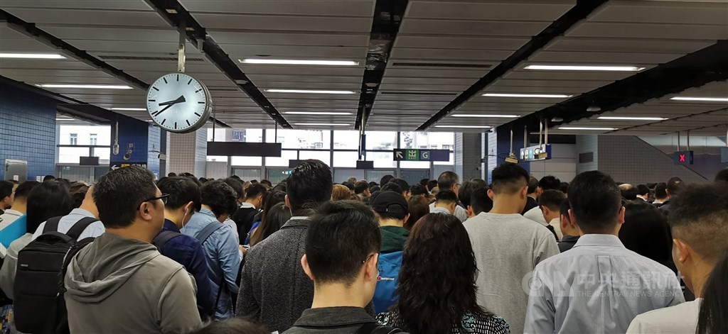 港鐵交通受阻儘管香港鐵路系統12日早晨遭到不同程度的破壞,列車服務要暫停或延遲,各車站還是有大批上班族和學生候車。圖為新界大圍火車站大批市民候車情況。中央社記者張謙香港攝 108年11月12日