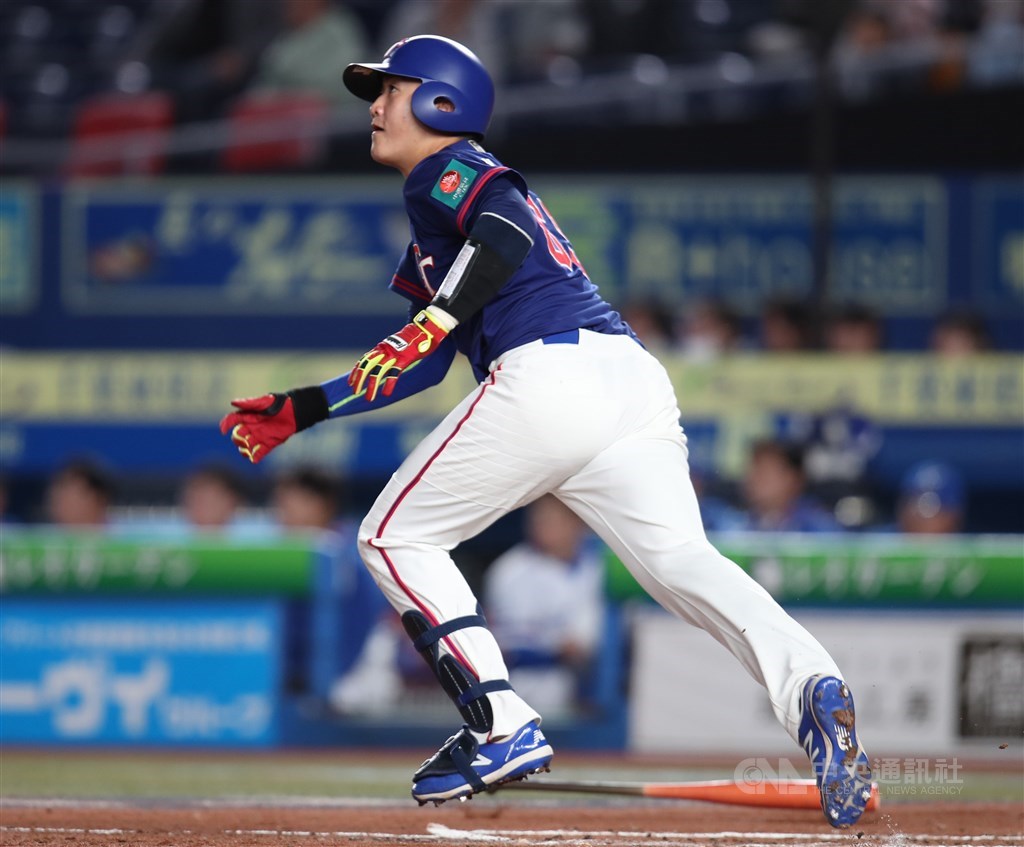 2019世界12強棒球賽複賽,中華隊12日晚間對戰韓國隊,2局上高宇杰敲出安打,中華隊先馳得點。中央社記者張新偉千葉攝 108年11月12日