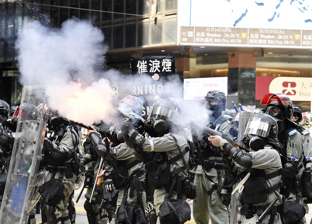 學者分析,香港特首林鄭月娥赴上海會見中共總書記習近平後,取得政治授權,未來只會更加強硬。圖為11日香港警察向示威民眾發射催淚彈。(共同社提供)