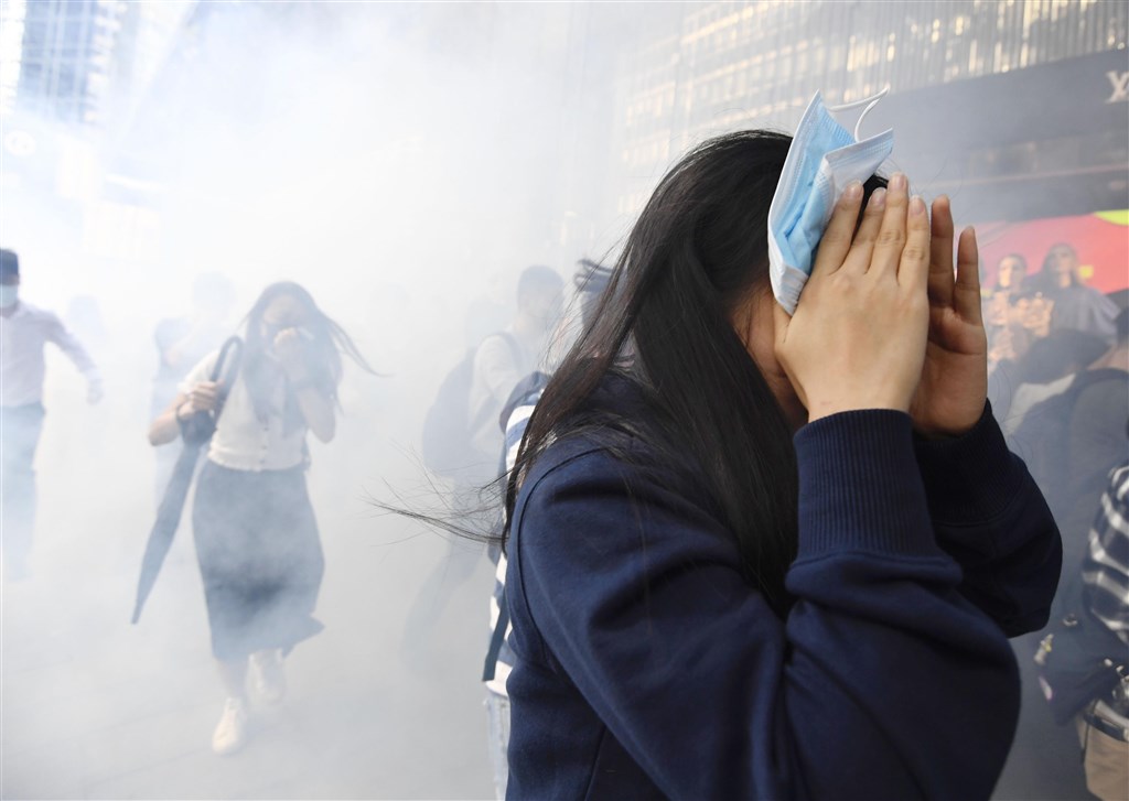 學者分析,林鄭月娥11日的談話顯示,她獲得北京當局授權後,未來「只會硬,不會軟」。圖為11日香港民眾受催淚彈波及逃離示威現場。(共同社提供)