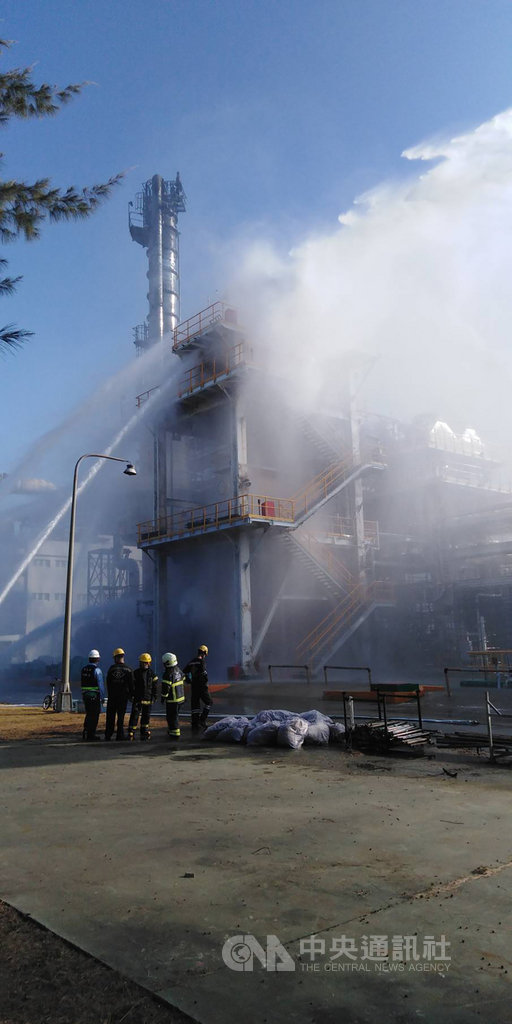 台塑六輕塑化煉製一廠12日下午發生工安意外,消防局初步了解塑化煉油廠發生氣體洩漏,六輕消防隊利用高壓水柱控制現場。(雲林縣消防局提供) 中央社記者姜宜菁傳真 108年11年12日