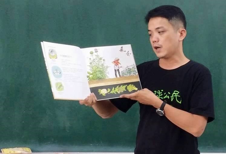 高雄市港和國小教師劉育豪(圖)2年多前在校教授「保險套課程」,被家長協會抗議教小三生肛交,他在臉書發文表示「我沒有教肛交」,並呼籲「不要再蹭我」。(圖取自劉育豪臉書facebook.com)