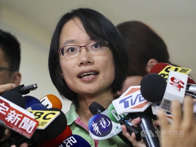 台灣基進規劃提6人不分區立委名單,正協調前北農總經理吳音寧(前)、高醫大性別所教授成令方,其中一人任第一名不分區;不過吳音寧婉拒。(中央社檔案照片)