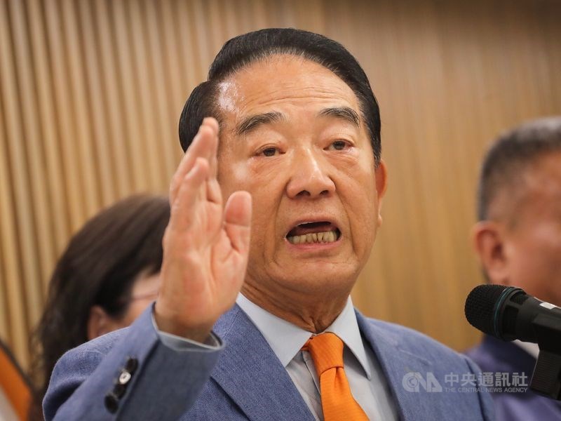 親民黨13日上午將召開全國委員會,知情人士表示,待全國委員會通過後,黨主席宋楚瑜(前)可望親自宣布參選2020大選。(中央社檔案照片)